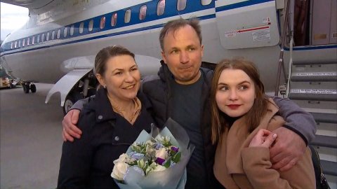 Константин Ярошенко прибыл в Москву, где его ждала семья — видео
