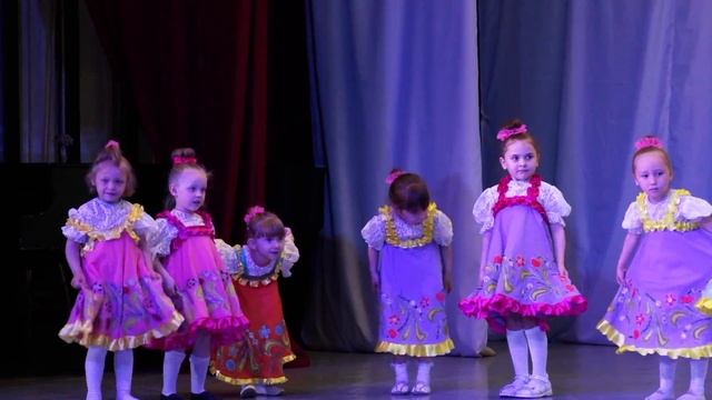 Мы милашки куклы-неваляшки...
