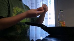 Как приготовить яичницу в домашних условиях ??