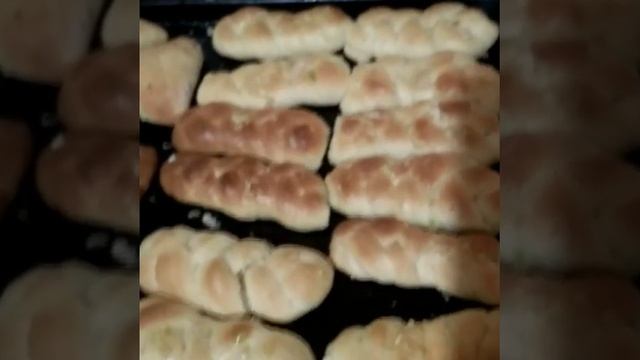 Пеку косички с чесноком и растегаи с минтаем. смотреть онлайн