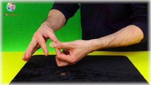 Фокус с монеткой для начинающих иллюзионистов. Советуем его посмотреть.