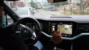 Volkswagen Touareg 2020, автопарковка