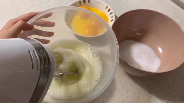 [에어프라이어] 4가지 재료로 카스테라 만들기🥧 | 노오븐 | castella | カステラ | 卡斯提拉 смотреть онлайн