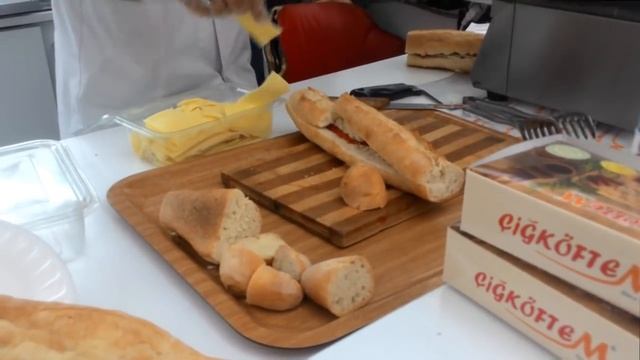 Турецкая уличная еда. Большой тост из батона. Как делают. смотреть онлайн