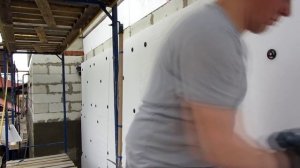 Проект "Мокрый фасад - секреты монтажа" - приклейка пенополистирола на клей-пену.