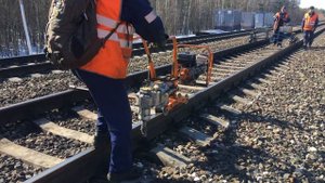 Затяжка гаек на железнодорожном пути инструментом КШГ