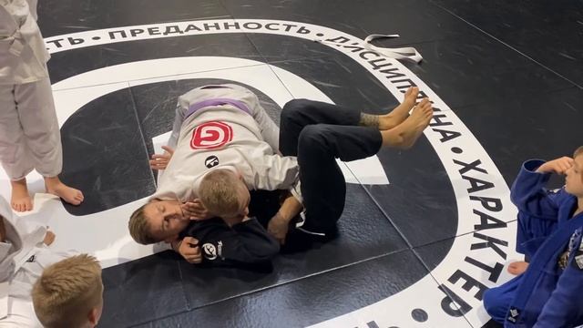 Уход из позиции сайд-контроль (side control escape) смотреть онлайн