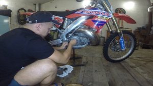 ДИСКИ СЦЕПЛЕНИЯ НЕ ВЫДЕРЖАЛИ. HONDA CR250R. ЗАМЕНА.