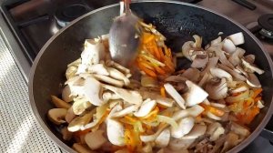 КУРИНЫЕ ГОЛЕНИ С ГРИБАМИ ?В СМЕТАНОЙ ЗАЛИВКЕ!!!