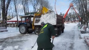 Снегопад Трактор грузит снег Парк Горького Харьков