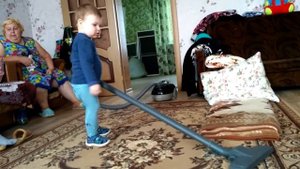 Малыш и пылесос/Children's vacuum cleaner