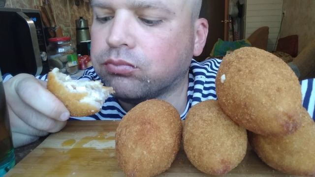 ОБЖОР Котлеты ПО КИЕВСКИ | EATING CHICKEN KIEV