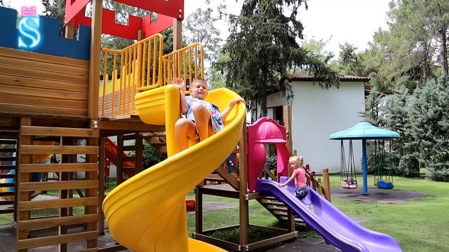 Эмма и Тима в Мини Клубе в Турции 🌴 Playground For Children / Funny Video 2019