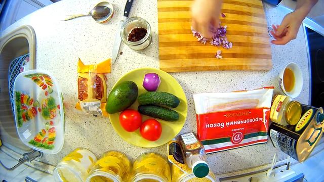 016. Салат из помидоров, авокадо, сыра и огурцов с медово-беконной заправкой смотреть онлайн