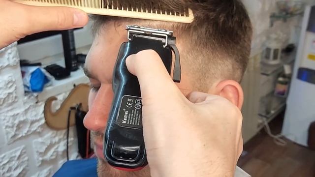 Брею клиенту лоб // Стрижка челки машинкой // Меняем краевую линию лба // Как подстричь челку смотреть онлайн