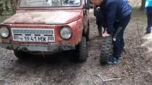 Как поменять колесо на луазе при помощи сына и 2х родственников ??