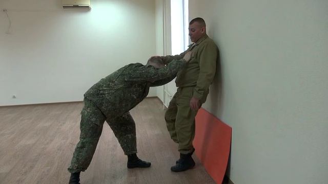 Что делать если схватили за одежду в ограниченном пространстве смотреть онлайн