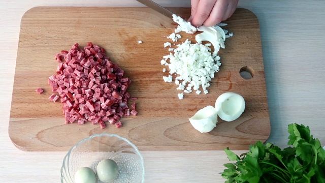 Такие бутерброды мама готовила на Новый год Хрустящие с чесночком и копченой колбасой смотреть онлайн