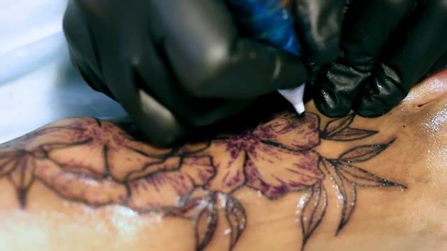 Процесс нанесения татуировки Цветы в стиле графика смотреть онлайн