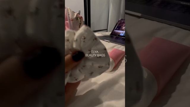 inst @elya_beautybags Распаковка набора косметичек? В подарок при заказе идет резинка для волос ? смотреть онлайн