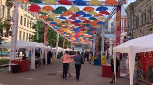 Улица парящих зонтиков в Петербурге