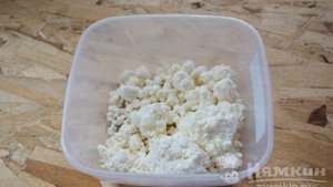 Обезжиренный творог с зеленью и яйцом