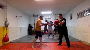 Тренирую в парах: отскок с подставками в защиту и контратака наскоком двойкой прямых