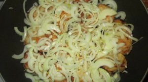 Хек с луком в сметанном соусе
