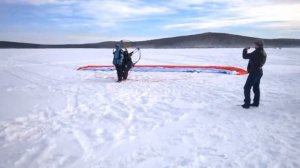 Взлет мотопарапланерного тандема со льда Иркутского водохранилища