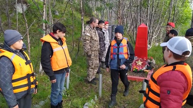 Вахта памяти у захоронения военнослужащих РККА. Северного флота и гражданских лиц в Тюва-губе.
