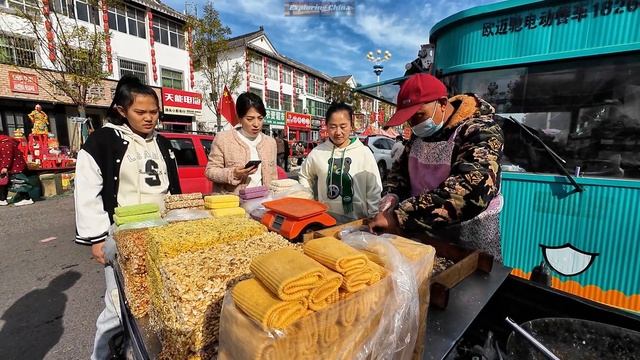 一年两次 临沂汤头绵延三公里的巨大庙会 两千年古镇上人头攒动 油炸糕挨着席梦思 山药酥边上是热干面 老式年糕旁有铁板塌煎饼 驴打滚对面是大米板 热热闹闹的街市上衣服鞋帽水果零食烤肉 各种摊位满满登登