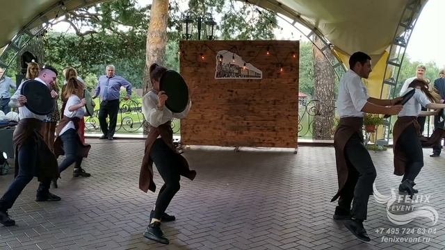 Заказать шоу танцующих официантов на корпоратив, свадьбу и новый год - танцоры на праздник Москва