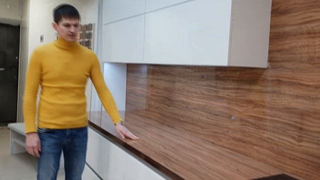 Кухня без ручек. Белый глянец и дерево. смотреть онлайн