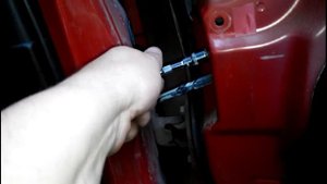 mazda 3 снятие  обшивки двери и ремонт огранечителя