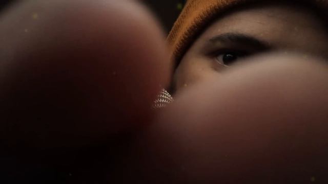 ASMR TOCANDO TU CARITA MÁS TICO TICO ( HOY SE DUERME ? )