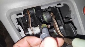 Тугая ручка КПП с тросовым приводом. Тугой рычаг кпп. Замерз рычаг кпп.