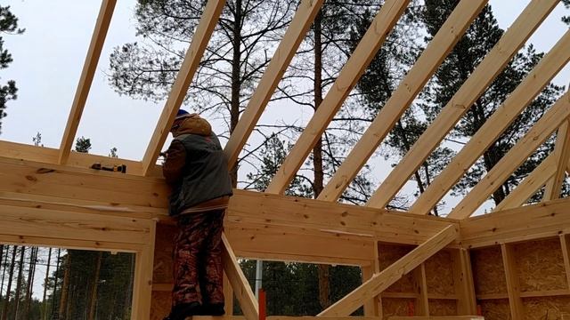 Стропильная система наконец смонтирована. Переходим к монтажу обрешётки смотреть онлайн