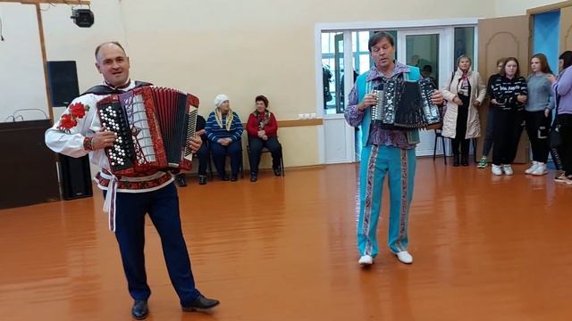 Песня Старый клен открыла праздник народных умельцев. Песни под гармонь, под баян.