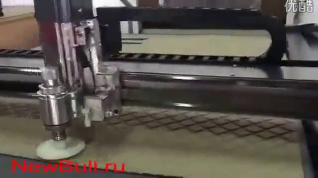 Планшетный режущий плоттер DCZ в процессе резки резинового автомобильного коврика, режущий плоттер смотреть онлайн