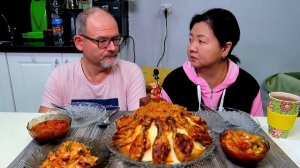 Анекдот В банк врываются грабители и начинают...