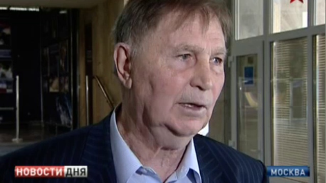 Главный тренер сборной России по хоккею Вячеслав Быков отпра