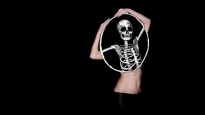 Рисунки на теле скелет