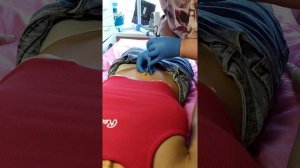 Пирсинг пупка Как пробивают пупок, от начала до конца.