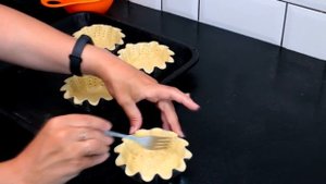 Песочная корзиночка с заварным кремом и клубникой