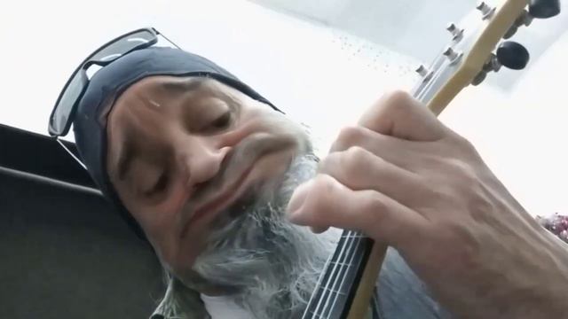 Старый панк играет на укулеле. #music смотреть онлайн