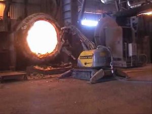 Машина для ломки футеровки Brokk 330. Чистка горловины конвертера от настыли