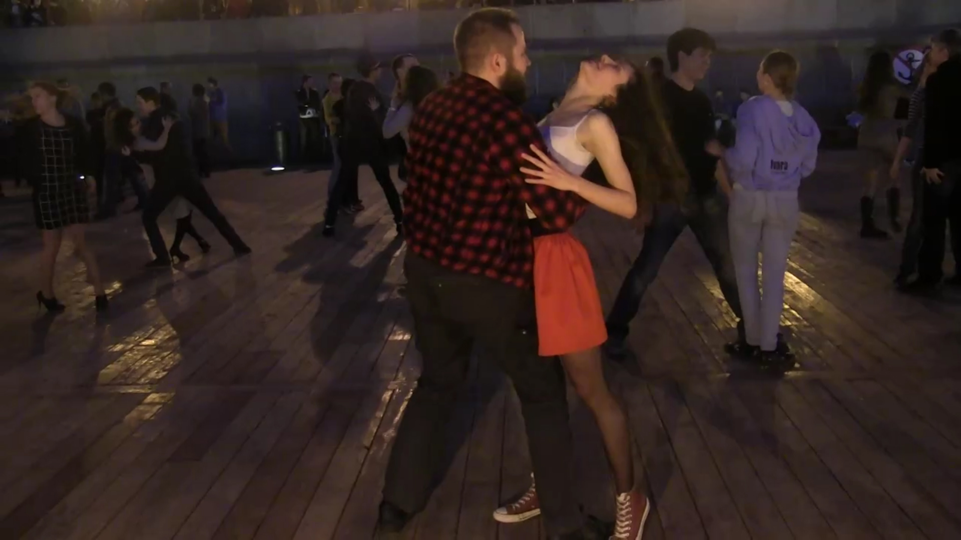 Хастл видео. Хастл на набережной в парке Горького. Хастл танец в Москве. Хастл танец видео.