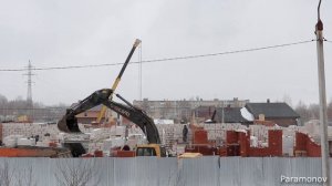 Работа крана на строительной площадке / Crane operation on a construction site