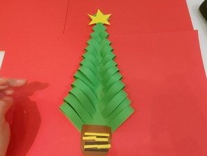 Как сделать простую бумажную елочку