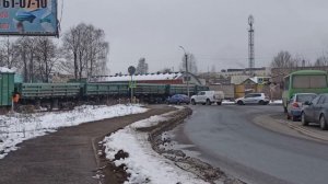 Железнодорожный переезд без шлагбаума. ТЭМ2 забирает думпкары с ДСК Псков.